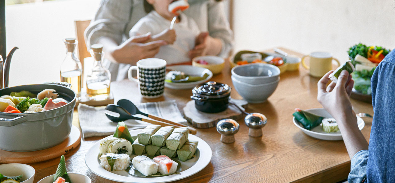 家族で囲む食卓に柿の葉寿司やゐざさ寿司、山菜巻など。ご自宅におすすめの品はこちら