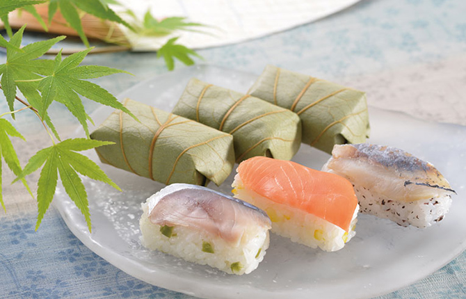 夏の柿の葉寿司イメージ_わさび風味のさば、ゆず風味のさけ、赤しそ風味のあじ