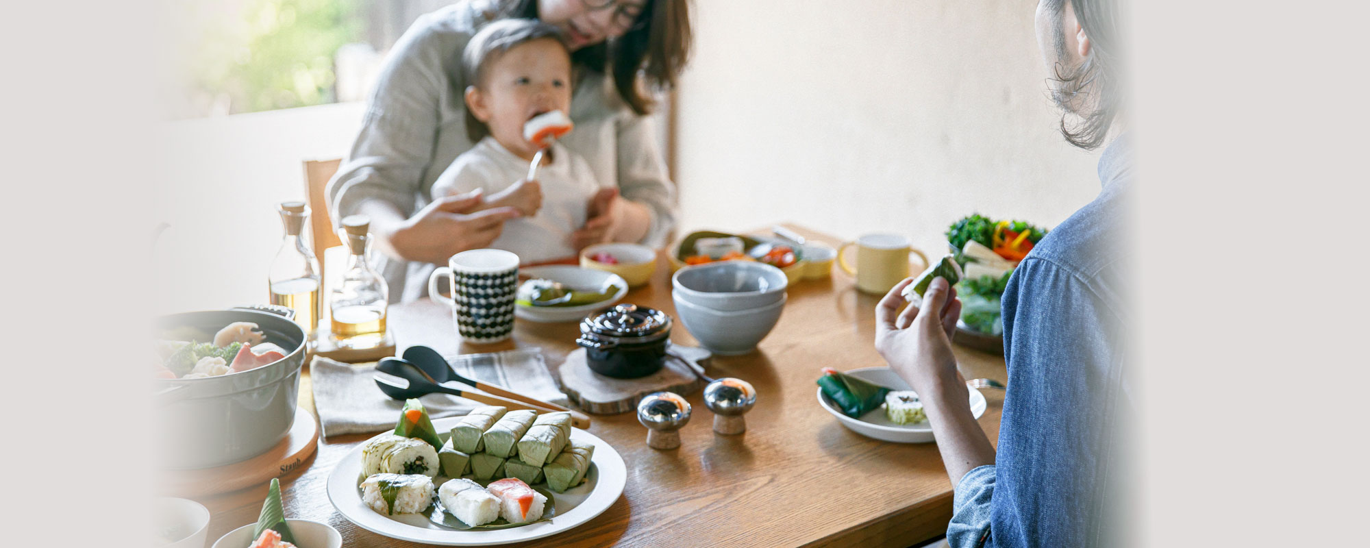 家族で囲む食卓に柿の葉寿司やゐざさ寿司、山菜巻など。ご自宅におすすめの品はこちら